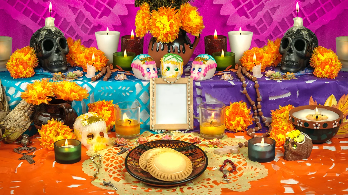An image of a typical Mexican family's ofrenda during Dia de Los Muertos